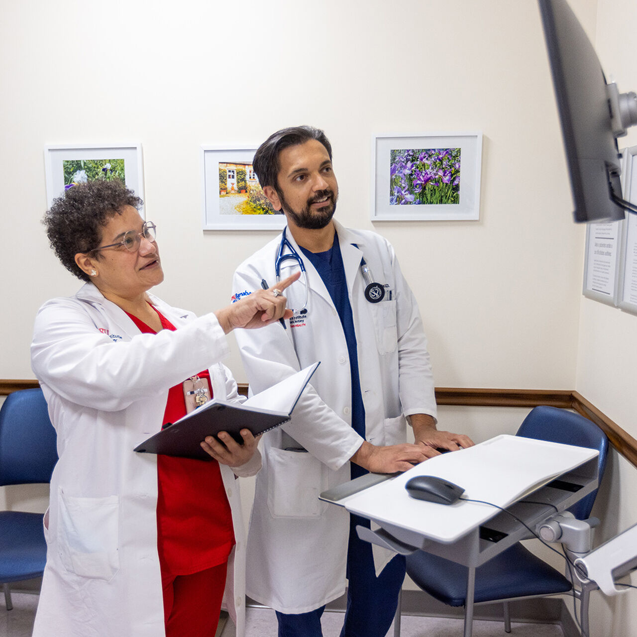 Two cancer researchers image number 0
