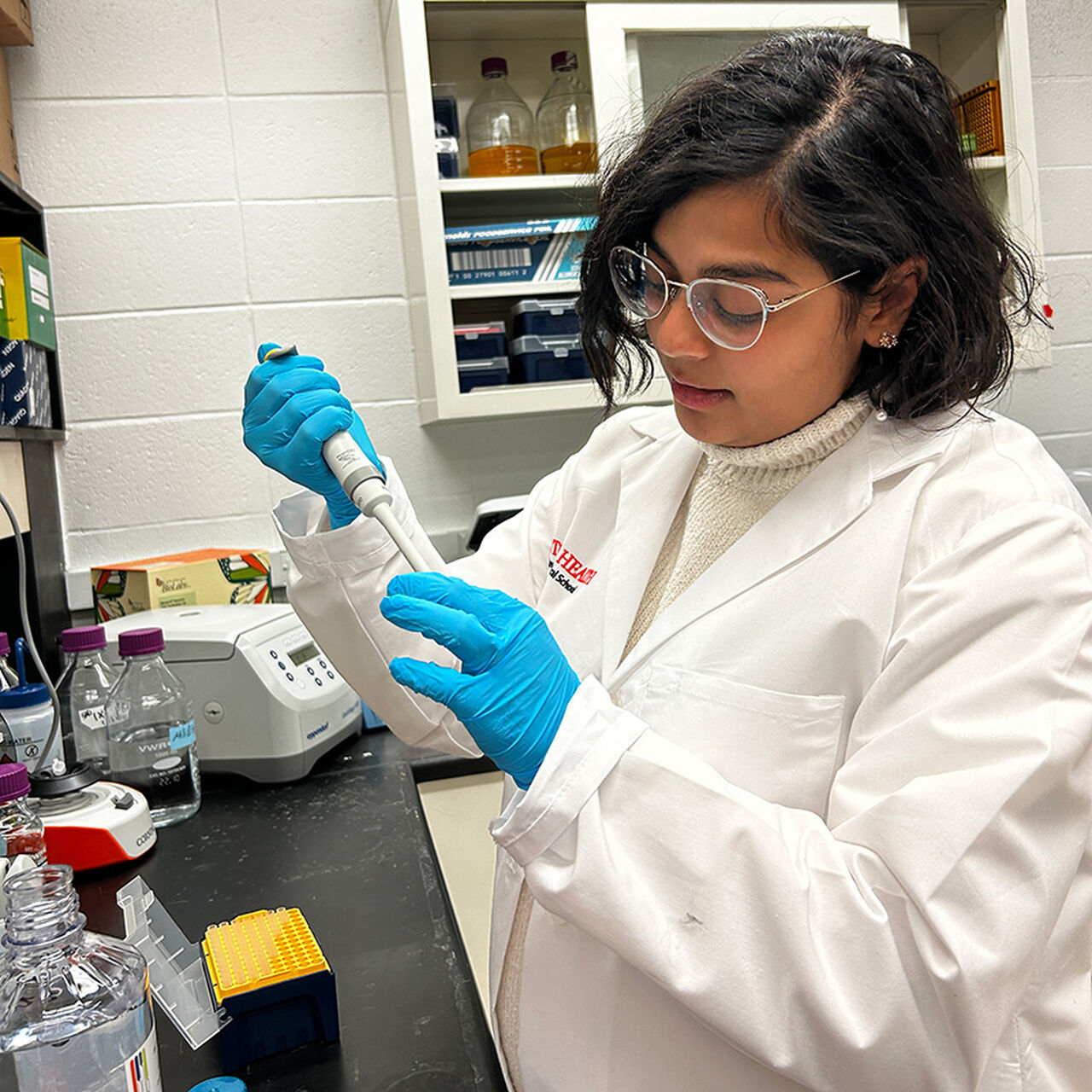 Student working in laboratory image number 0